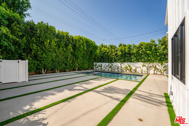 4539 Longridge Avenue, Sherman Oaks CA: https://media.crmls.org/mediaz/79183223-ea28-44af-9be5-77a77e150823.jpg