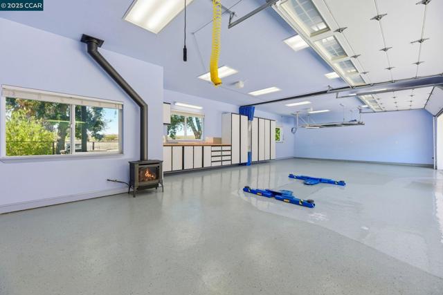 1975 Holly Creek Pl, Concord CA: https://media.crmls.org/mediaz/791903a5-03e7-4e4b-b3ca-1bdab5f6b83a.jpg