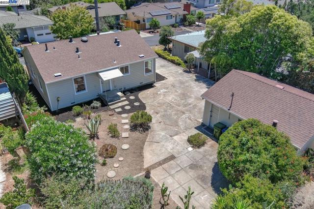 17673 Dorson Ln, Castro Valley CA: https://media.crmls.org/mediaz/7919955c-01be-4215-8330-00a41a6279cd.jpg