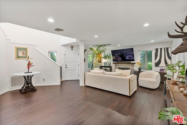 12834 Landale Street, Studio City CA: https://media.crmls.org/mediaz/7919aefa-cc16-4504-84fb-0b8108a2e081.jpg