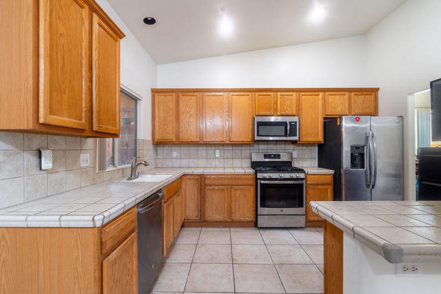 65866 Estrella Avenue, Desert Hot Springs CA: https://media.crmls.org/mediaz/7919de0f-b0ad-4e31-977b-76c25b6b1ca6.jpg