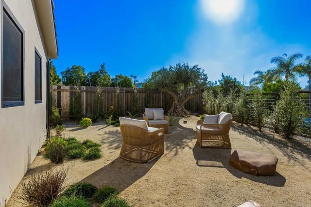 Detail Gallery Image 23 of 39 For 2087 via Ladeta, La Jolla,  CA 92037 - 2 Beds | 2 Baths