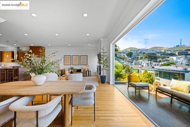 678 Clipper St, San Francisco CA: https://media.crmls.org/mediaz/791ae34e-00cd-4de1-8d8e-d81cc8aac9bc.jpg