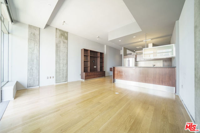 1155 S Grand Avenue, Los Angeles CA: https://media.crmls.org/mediaz/791b2364-25e6-4adc-96a5-9e86b445d67b.jpg