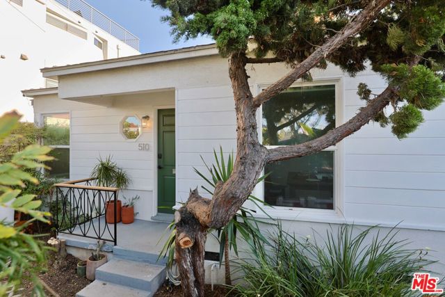 510 Venice Way, Venice CA: https://media.crmls.org/mediaz/791bcd9b-9673-4c32-abe7-2fd877b80c77.jpg