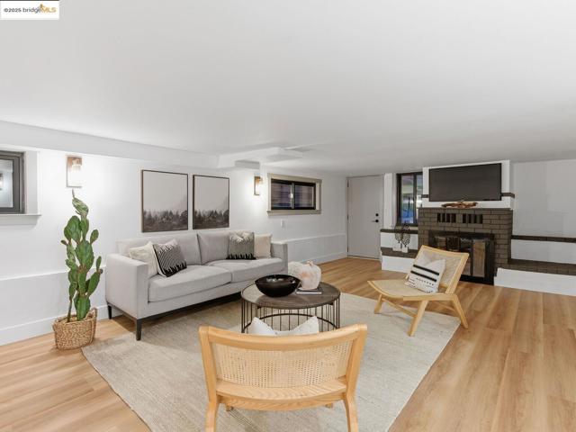 3274 Encinal Ave, Alameda CA: https://media.crmls.org/mediaz/791d89f4-ddb3-419a-9996-4a7c9ca5e14e.jpg