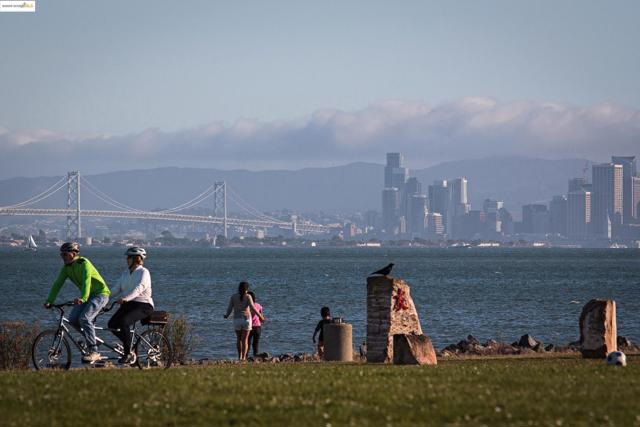 3 Harbor View Dr, Richmond CA: https://media.crmls.org/mediaz/791da269-c92c-4436-868f-9383cf5cf42a.jpg