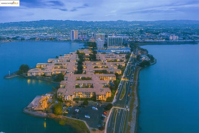 7 Commodore DR, Emeryville CA: https://media.crmls.org/mediaz/791f4ef2-4c90-4e30-80aa-47d7113c39f1.jpg