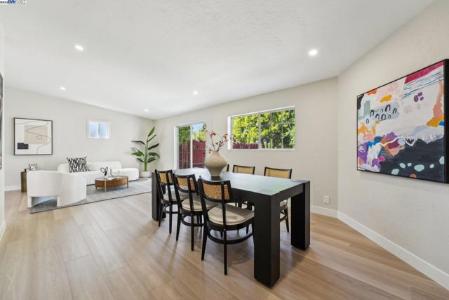 431 Alameda De Las Pulgas, Redwood City CA: https://media.crmls.org/mediaz/791f8227-7660-43b9-a93b-ef24a8d2a487.jpg