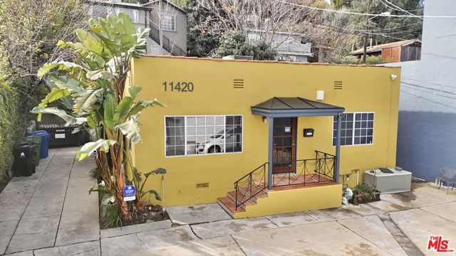 11420 VENTURA Boulevard, Studio City CA: https://media.crmls.org/mediaz/7921c9bf-ecd0-4e95-a8e2-9d54f28934be.jpg
