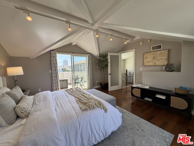 844 3rd Street, Santa Monica CA: https://media.crmls.org/mediaz/79232f88-fe8d-43ef-87a9-e8228c4b9e2f.jpg