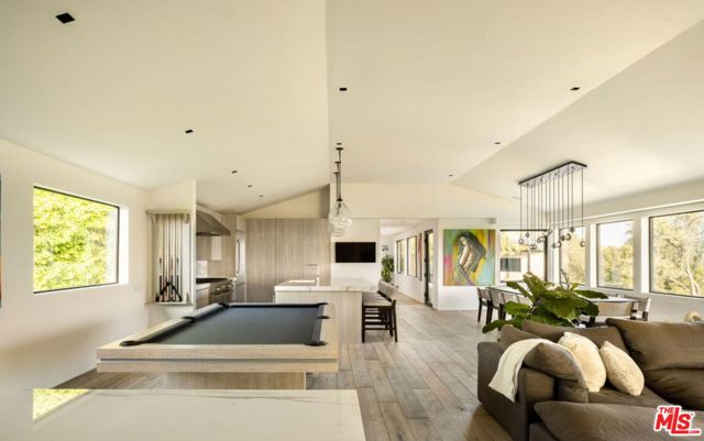 2532 Canyon Oak Dr, Los Angeles CA: https://media.crmls.org/mediaz/79238878-707e-4db4-8ef0-8dc73dd7a1a5.jpg