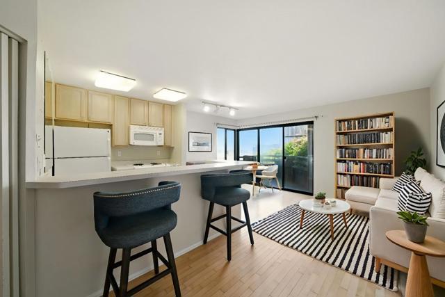 125 Surf Way, Monterey CA: https://media.crmls.org/mediaz/79250560-5ceb-416b-89e0-042718eba3a0.jpg