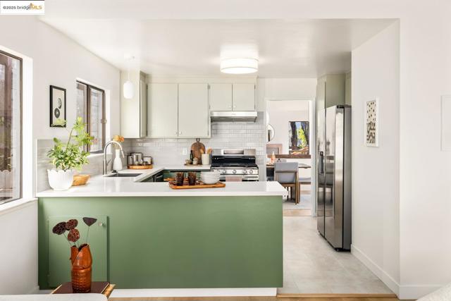 568 Vistamont Ave, Berkeley CA: https://media.crmls.org/mediaz/79252140-6c11-44ff-85b6-564a8c2aad3c.jpg