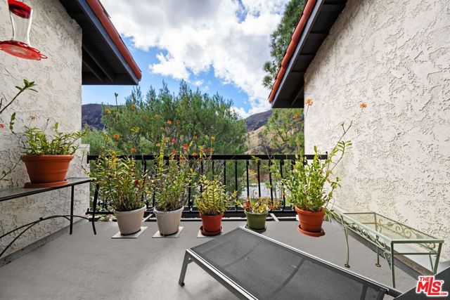 1490 Palisades Drive, Pacific Palisades CA: https://media.crmls.org/mediaz/79252342-32ab-4c04-b800-f7160cbe76bb.jpg
