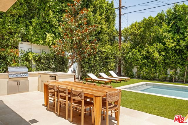 636 N Laurel Avenue, Los Angeles CA: https://media.crmls.org/mediaz/7925df23-f724-48e3-8f21-17d41344a320.jpg