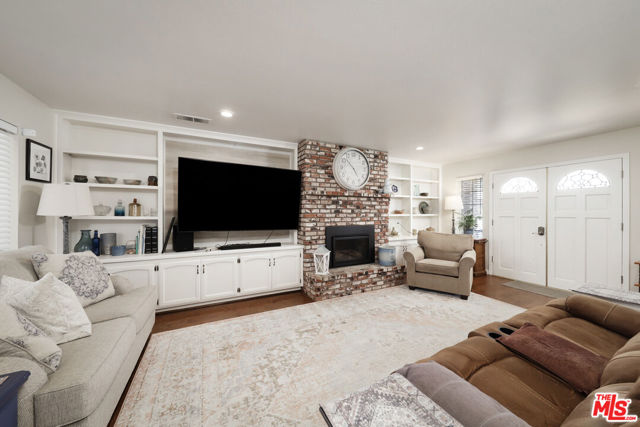 7200 Clifftop Way, Bakersfield CA: https://media.crmls.org/mediaz/792668de-09d9-4c6c-88f9-0373d617bfa8.jpg