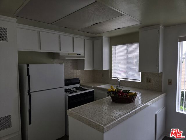 1233 Tamarind Avenue, Los Angeles CA: https://media.crmls.org/mediaz/79269637-6003-4756-a744-62904e02f385.jpg