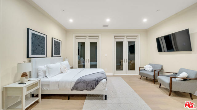 1447 San Ysidro Drive, Beverly Hills CA: https://media.crmls.org/mediaz/7926cf93-c7c1-4092-9c20-a2a86527299b.jpg