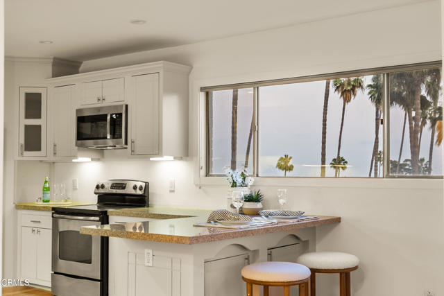 7560 Hollywood Boulevard, Los Angeles CA: https://media.crmls.org/mediaz/7926fba5-84c7-4838-a2a6-9fb67e08d610.jpg