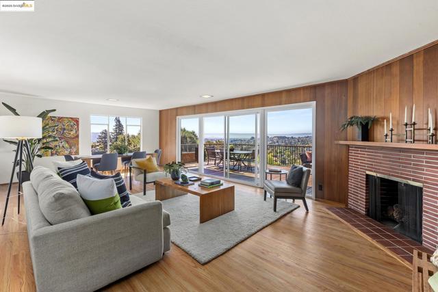 18076 Jaymark Ct, Castro Valley CA: https://media.crmls.org/mediaz/79275694-1432-457a-b526-ec49c1fcfb5a.jpg