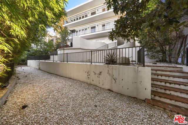 3411 Tareco Drive, Los Angeles CA: https://media.crmls.org/mediaz/79279a3e-82fc-4871-b8e6-dd97af1baf78.jpg