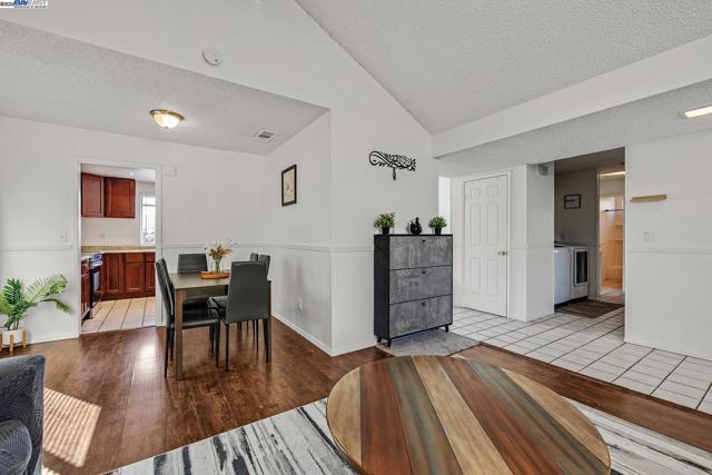 106 Fieldstone Way, Vallejo CA: https://media.crmls.org/mediaz/79280f71-71b4-4f62-b239-8c248f24a872.jpg