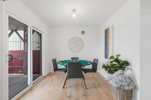 812 Washington Ave, Albany CA: https://media.crmls.org/mediaz/79285b1d-36cf-42b4-bbf2-a3fa4ae1705c.jpg