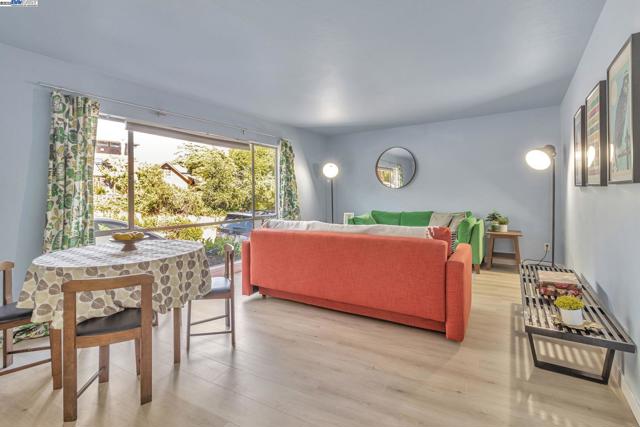 3877 Howe St, Oakland CA: https://media.crmls.org/mediaz/7928ec35-6013-4ab2-b651-6e1f92db209e.jpg