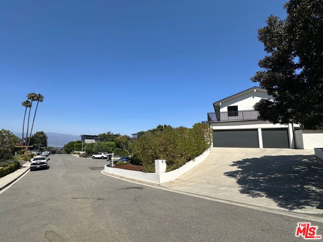 8674 Edwin Drive, Los Angeles CA: https://media.crmls.org/mediaz/7928f50d-8486-40bb-90c6-f16c32b9357d.jpg
