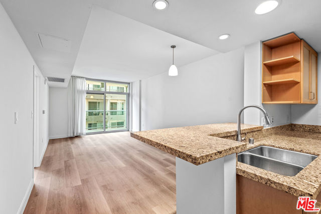 13700 Marina Pointe Drive, Marina del Rey CA: https://media.crmls.org/mediaz/79297c9d-d2e0-443f-9abf-ea740f0ecd0b.jpg