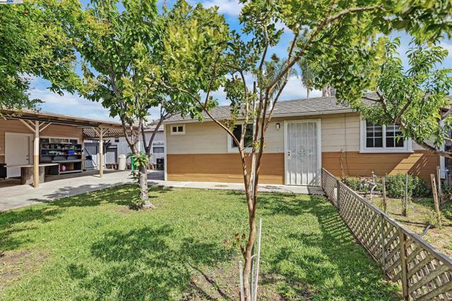 15028 Grenda St, San Leandro CA: https://media.crmls.org/mediaz/79297f7f-0f34-49a5-b254-b317aa4c4b23.jpg