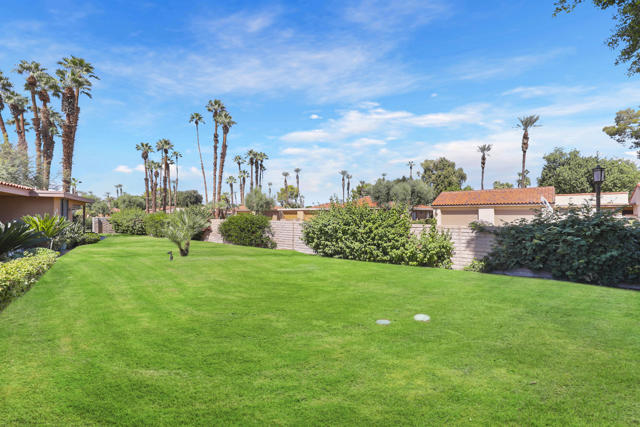 44 Malaga Drive, Rancho Mirage CA: https://media.crmls.org/mediaz/792ba0de-b017-40e5-9b94-f6e4af3bf128.jpg