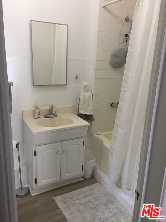 3754 Fredonia Drive, Los Angeles CA: https://media.crmls.org/mediaz/792bd6d9-9182-413a-9df1-fb0c399144ff.jpg