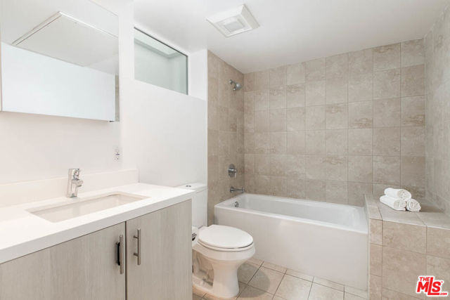 6566 W 85Th Place, Los Angeles CA: https://media.crmls.org/mediaz/792d016d-c314-4f80-b22d-e1603ab701fe.jpg