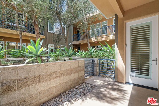 4050 Glencoe Avenue, Marina del Rey CA: https://media.crmls.org/mediaz/7930e13c-a907-4480-9199-65b4d14d79ee.jpg