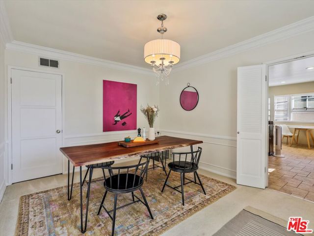 438 S Palm Drive, Beverly Hills CA: https://media.crmls.org/mediaz/7931b3e9-a9b0-4a79-9b74-4ab1db771944.jpg