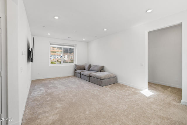 509 snowdrop Lane, Santa Paula CA: https://media.crmls.org/mediaz/79329927-808c-4df0-a713-e3a2b09a58aa.jpg