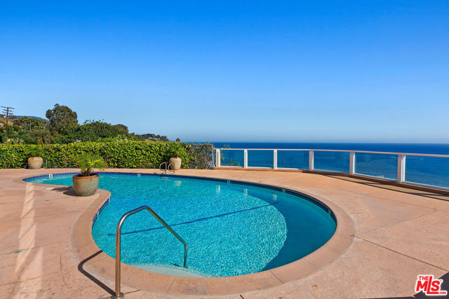 27400 Pacific Coast Highway, Malibu CA: https://media.crmls.org/mediaz/7932fb1e-c39d-4166-8c2b-50f41cde975c.jpg