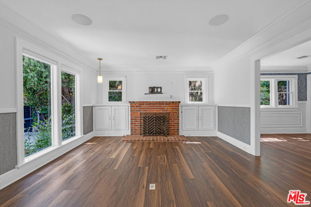 7024 De Longpre Avenue, Los Angeles CA: https://media.crmls.org/mediaz/7933a1d1-e1f1-43a2-bd61-b1c49060a3b8.jpg