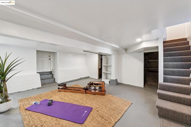 4015 Rhoda Ave, Oakland CA: https://media.crmls.org/mediaz/7934e7eb-b34b-4de0-b7d0-50483e49c5f3.jpg