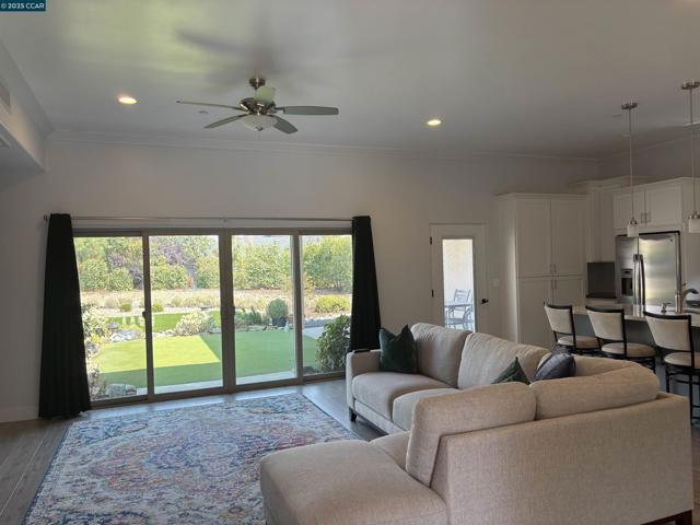 121 Blue Oak Ct, Copperopolis CA: https://media.crmls.org/mediaz/793572aa-fd5d-4f6e-9c62-39ef0daa2abc.jpg