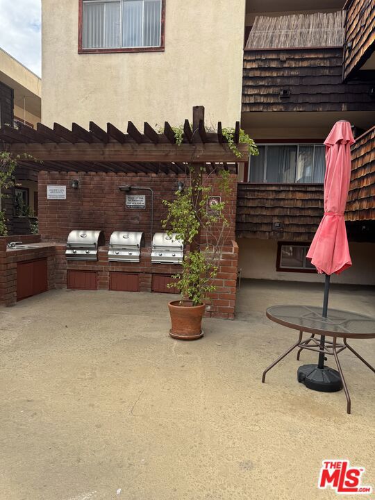 5400 Newcastle Avenue, Encino CA: https://media.crmls.org/mediaz/79360d4a-abaa-48a5-a7d8-f8caa607e79c.jpg