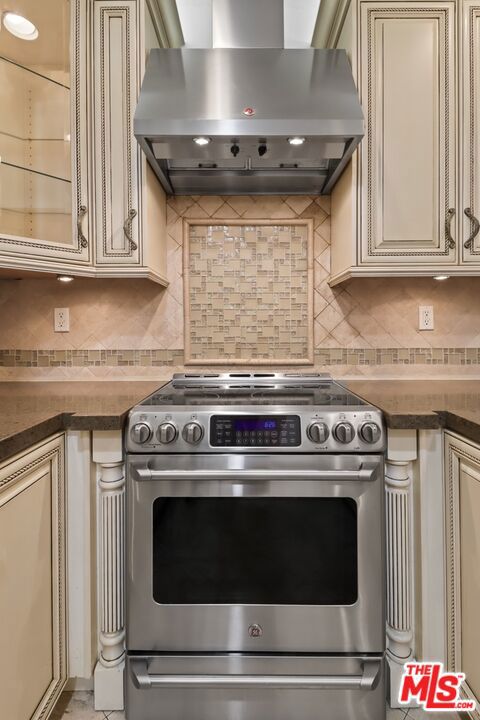 121 N Almont Drive, Beverly Hills CA: https://media.crmls.org/mediaz/7937d310-2563-45c2-97db-d2bf9c1a7630.jpg