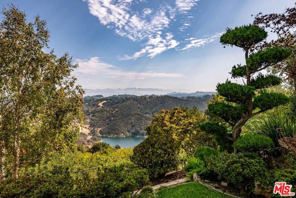 https://media.crmls.org/mediaz/79380e34-d592-4b8d-8609-741849414d50.jpg?preset=X-Large