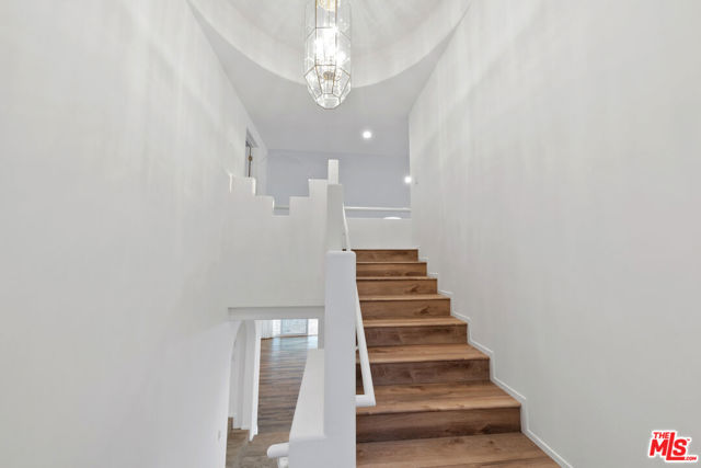 32215 Pacific Coast Highway, Malibu CA: https://media.crmls.org/mediaz/7939afbf-96d8-439b-856f-f4068a05761e.jpg