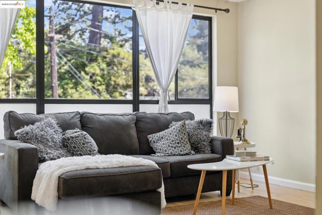 2632 Warring St, Berkeley CA: https://media.crmls.org/mediaz/793a9dc4-bba4-4925-b72c-57d22062617b.jpg