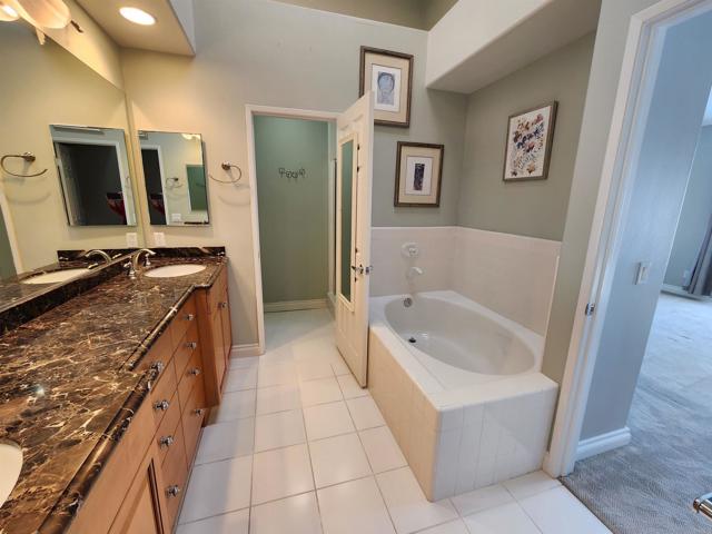Detail Gallery Image 22 of 43 For 8597 via Mallorca #F,  La Jolla,  CA 92037 - 2 Beds | 2/1 Baths
