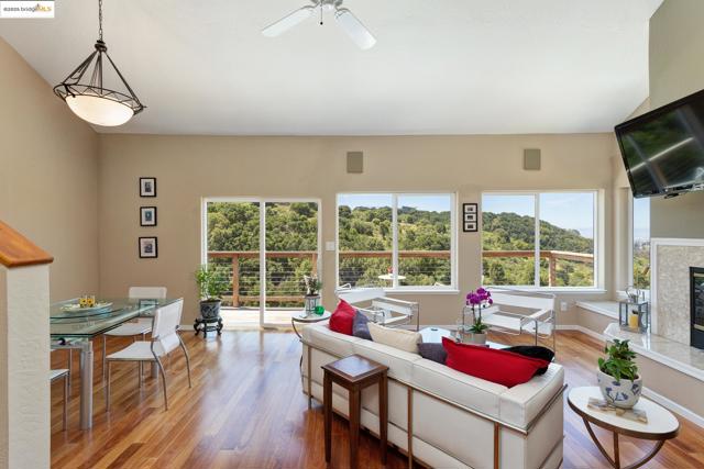 10353 Royal Oak Rd, Oakland CA: https://media.crmls.org/mediaz/793b6b05-7b80-4122-bbf8-c405e322128c.jpg