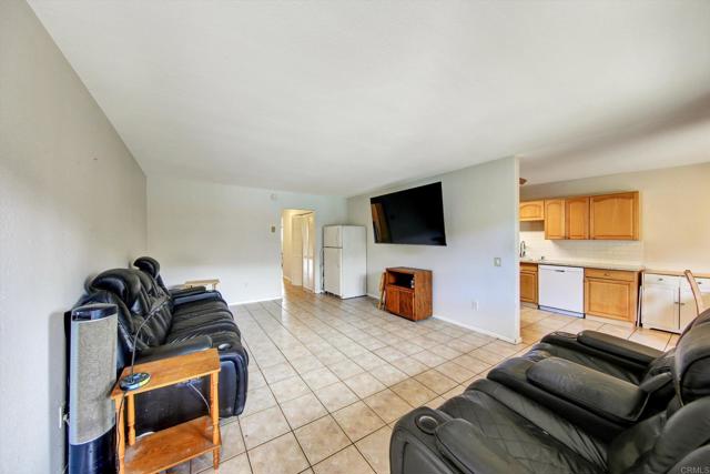 1420 Hilltop Drive, Chula Vista CA: https://media.crmls.org/mediaz/793c75af-fdbf-43ac-8754-8a816b3f0639.jpg